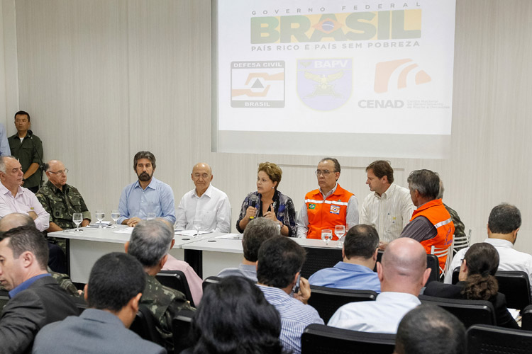1532014-143902-dilma_desconversa.jpg