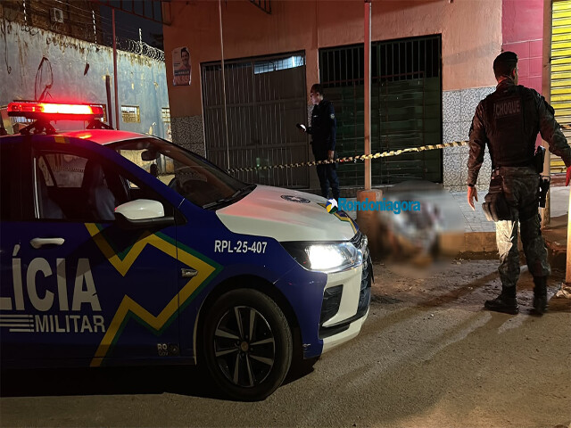 Criminosos em moto executam homem a tiros no Cai N'Água